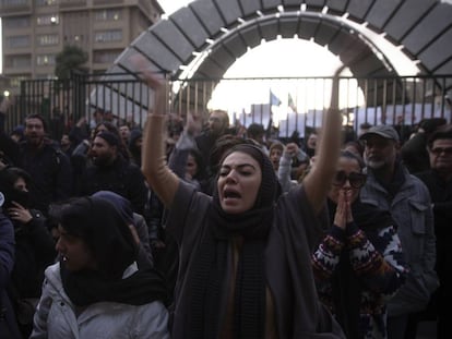 Varios manifestantes iraníes se congregan frente a la universidad Amri Kabir contra el Gobierno, el 11 de enero de 2020.  