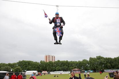 Boris Johnson, então prefeito de Londres, se pendurou em um cabo durante um evento para promover as Olimpíadas de Londres no parque Victoria.