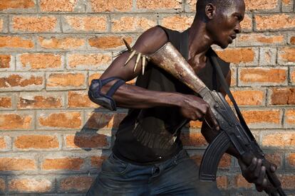 Un milicianos anti-Balaka, ex miembro de las Fuerzas Armadas de África Central (FACA), participa en una sesión de entrenamiento en las afueras de Bangui.