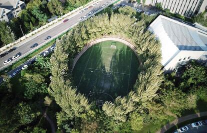 Vista aérea de um campo de futebol em Shenyang (China).