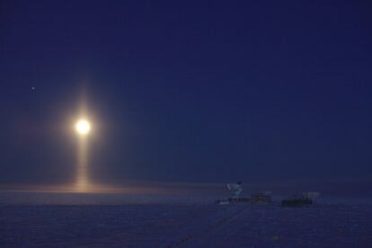 En esta imgen tomada en el Polo Sur, los cristales de hielo suspendidos en la atmsfera crean un extra?o fenmeno ptico: una columna de luz bajo la Luna. Su autor, Daniel Michalik, fue el ganador de la categora Astronoma.