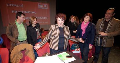 Teresa Jiménez, en el centro, durante el comité provincial del PSOE de Granada.