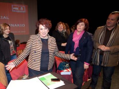 Teresa Jiménez, en el centro, durante el comité provincial del PSOE de Granada.