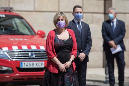 La consejera de Salud, Alba Vergés, en un minuto de silencio en plaza Sant Jaume dedicado a las víctimas de la pandemia.