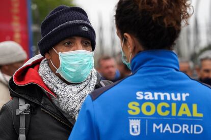 Un hombre sin hogar, a la entrada del albergue improvisado en Ifema durante el estado de alarma.