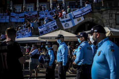 La policía vigila a los seguidores del Manchester City en Oporto. La disparidad en las estrategias anticovid del Gobierno del portugués António Costa, que mantiene restricciones en algunas actividades mientras permite multitudinarias celebraciones de fútbol o público en la final de Champions, levanta ampollas entre empresarios, políticos y deportistas.