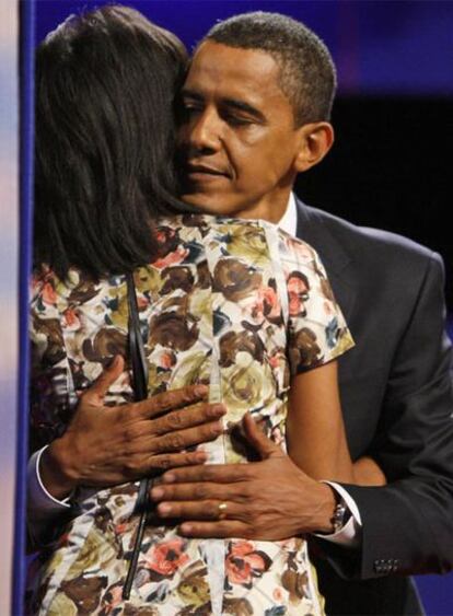 Barack Obama abraza a su esposa Michelle, tras el debate con McCain.