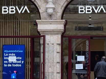 Un hombre entra en una sucursal bancaria del BBVA en Valladolid. 