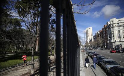 Tramo de la avenida de Ménedez Pelayo, junto al parque del Retiro, donde el Ayuntamiento pretende la construcción de aparcamiento.