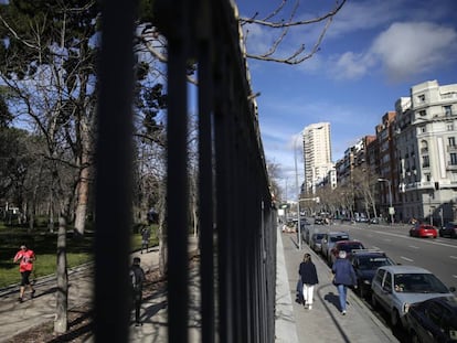 Tramo de la avenida de Ménedez Pelayo, junto al parque del Retiro, donde el Ayuntamiento pretende la construcción de aparcamiento.