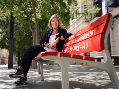 Núria Marín, alcaldesa de l'Hospitalet de Llobregat, en el banco frente al Ayuntamiento que recuerda a las mujeres asesinadas por violencia de género..