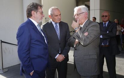 Juan Luis Cebrian i Antonio Caño parlen amb el Conseller de Cultura de la Generalitat Ferran Mascarell.