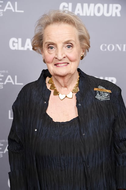 “Nunca pensé que podría ser Secretaria de Estado, porque nunca lo había sido ninguna mujer”, decía Albright. Uno de los broches que más repitió en los últimos años fue este, que precisamente representa el techo de cristal roto y que llevó en varias ocasiones para apoyar la campaña a la presidencia de Hillary Clinton.