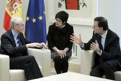 Mariano Rajoy conversa con el presidente del Consejo Europeo, Herman van Rompuy, en el Palacio de La Moncloa.