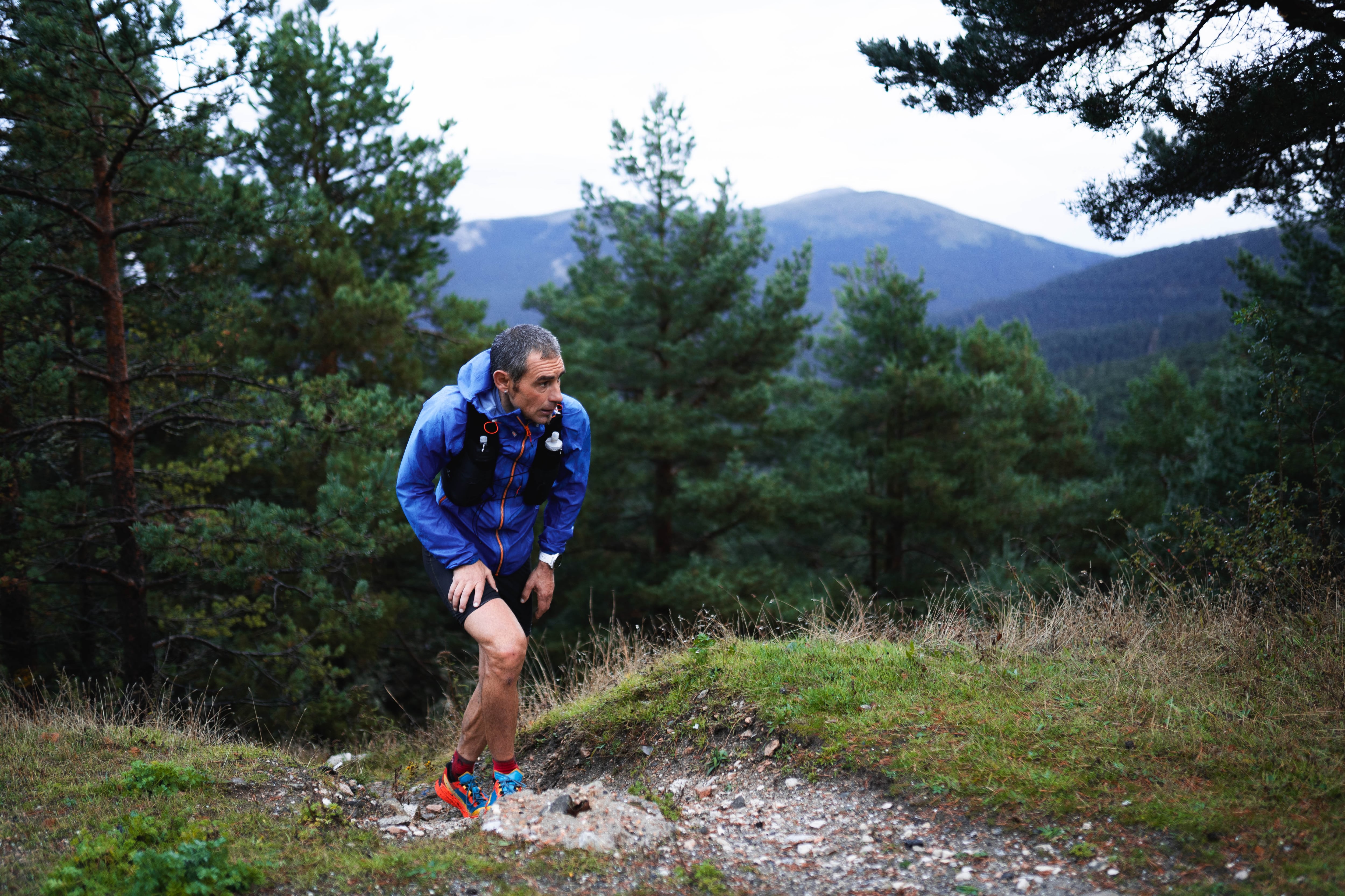 El increíble gesto en la meta del Gran Trail Peñalara: un corredor se niega a ganar porque su rival se perdió tras diez horas de frío y lluvia