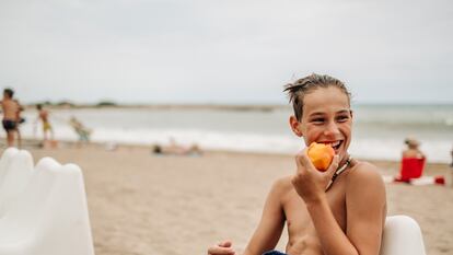 Frutas con hueso como el melocotón constituyen un saludable tentempié en la playa: tienen baja densidad calórica, alto aporte vitamínico y de fibra... y suplen a otras chucherías.