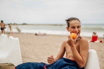 Frutas con hueso como el melocotón constituyen un saludable tentempié en la playa: tienen baja densidad calórica, alto aporte vitamínico y de fibra... y suplen a otras chucherías.