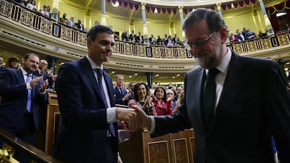 El nuevo presidente, Pedro Sánchez, y el expresidente, Mariano Rajoy, se dan la mano en el Congreso de los Diputados tras la adopción de la moción de censura, hoy 1 de junio.