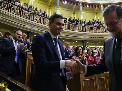 El nuevo presidente, Pedro Sánchez, y el expresidente, Mariano Rajoy, se dan la mano en el Congreso de los Diputados tras la adopción de la moción de censura, hoy 1 de junio.