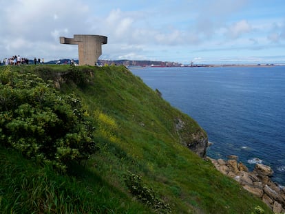 Vista de la zona del cerro de Santa Catalina en Gijón, este domingo.