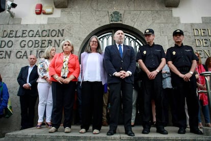 El delegado del Gobierno en Galicia, Javier Losada, preside la concentración de condena por el crimen machista de A Coruña.