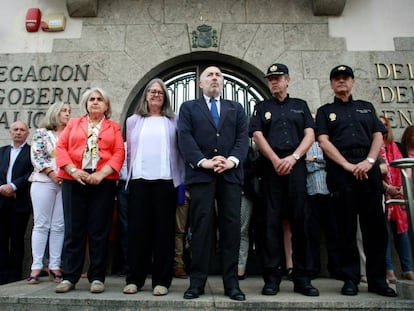 El delegado del Gobierno en Galicia, Javier Losada, preside la concentración de condena por el crimen machista de A Coruña.