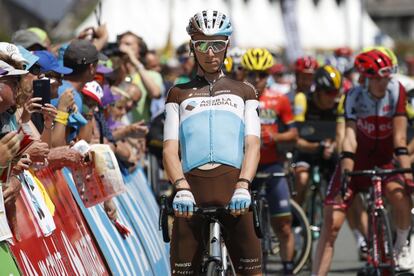 El francés Romain Bardet se estira mientras espera el comienzo de la decimoséptima etapa de la carrera ciclista del Tour de Francia a lo largo de 65 kilómetros, con inicio en Bagneres-de-Luchon y final en Saint-Lary-Soulan (Francia).