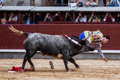 Un momento de la cogida que ha sufrido Rubén Pinar en Las Ventas.