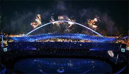 Tras el izado de la bandera y el himno nacional, los fuegos artificiales, han iluminado el impresionante estadio olímpico, cuya cubierta ha sido diseñada por el arquitecto español Santiago Calatrava.