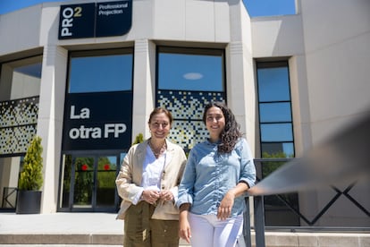 Carmen Hernández Blanco, directora de la Otra FP, y Belén Arnaiz, coordinadora de Internacionalización, frente al centro madrileño, en Las Rozas.