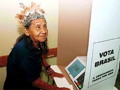 Una brasileña de la tribu de los Satere Mawe vota en una urna electrónica de la ciudad amazónica de Manaos.