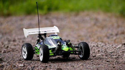 Un coche teledirigido garantiza diversión en niños y adultos.