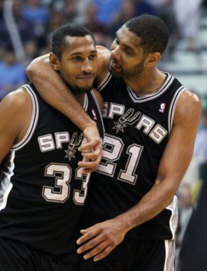 Tim Duncan abraza a Boris Diaw, durante uno de los partidos de 'playoffs' ante los Jazz de Utah.