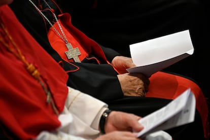 Dos cardenales participaban el domingo en el rezo de vísperas en la basílica de Santa María la Mayor, en Roma.