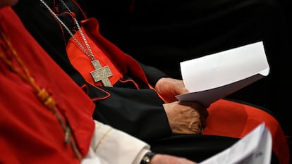 Dos cardenales participaban el domingo en el rezo de vísperas en la basílica de Santa María la Mayor, en Roma.