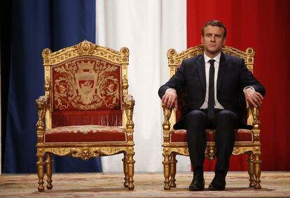 El presidente francés Emmanuel Macron escucha el discurso de la alcaldesa de París Anne Hidalgo durante una ceremonia en el hotel Ville de París. 