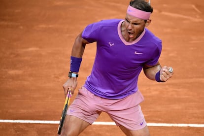 Rafael Nadal celebra con rabia la consecución de un punto en la final contra Djokovic en Roma.