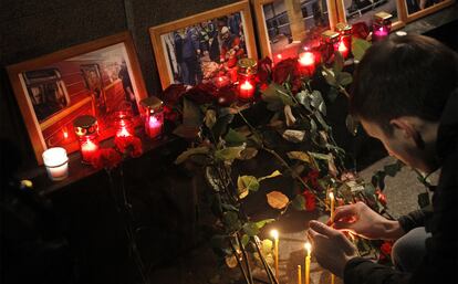 Un joven deja una vela frente a las fotografías del atentado de hoy en el suburbano moscovita en los alrededores de la estación Lubyanka.