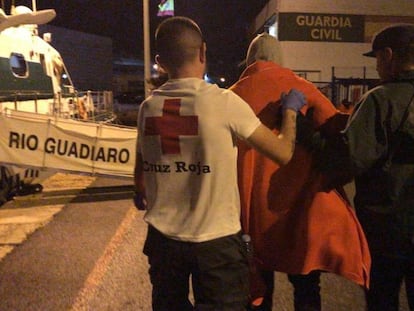 Uno de los inmigrantes que ha arribado a la provincia de Alicante es atendido tras su llegada.