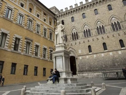 Fachada de la sede de la italiana Banca Monte dei Paschi di Siena (MPS) en Siena, Italia. 