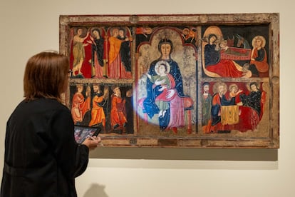 Àngels Comella, conservadora-restauradora de pintura, elabora un mapa de seguimiento del estado de una pintura sobre tabla del románico que fue el Frontal del Altar de Avià.