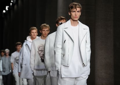 El blanco fue uno de los colores clave en la colección de Neil Barrett en la semana de la moda de Milán