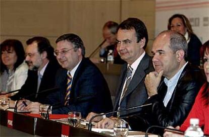 Cristina Narbona, Álvaro Cuesta, José Blanco, José Luis Rodríguez Zapatero y Manuel Chaves, ayer, en la reunión del Comité Federal del PSOE.