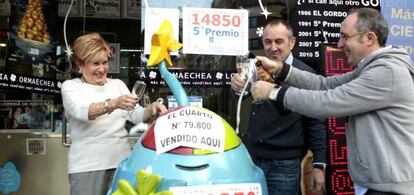 Los loteros de la administración de Ormaetxea en Bilbao, celebran el quinto (14.850) y cuarto premio (79.800).
