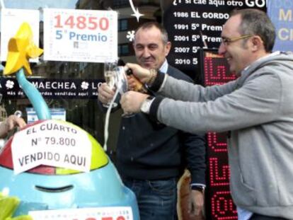 Los loteros de la administración de Ormaetxea en Bilbao, celebran el quinto (14.850) y cuarto premio (79.800). 