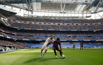 Dani Carvajal (a la izquierda), del Real Madrid, presiona a Alex Balde.