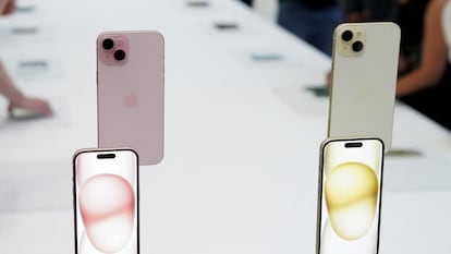 Teléfonos iPhone 15 y iPhone 15 Plus, en una imagen tomada en la sede de Apple en Cupertino, en septiembre de 2023.
