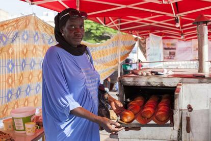 Fatoumata Faye Camara, directora del programa agrícola de Thecogas Senegal, muestra las piezas de pan de leche recién salidas del horno. Todos los productos han sido elaborados en un horno industrial que funciona con biogas, una energía limpia y respetuosa con el medio ambiente producida a partir de residuos biodegradables. 