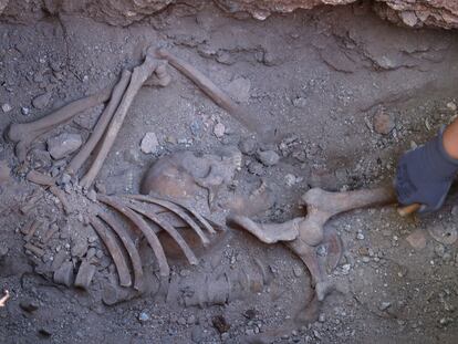 Trabajos de exhumacion, el pasado mayo, de la fosa común anexa al cementerio de Almagro (Ciudad Real), donde fueron fusiladas 28 personas.