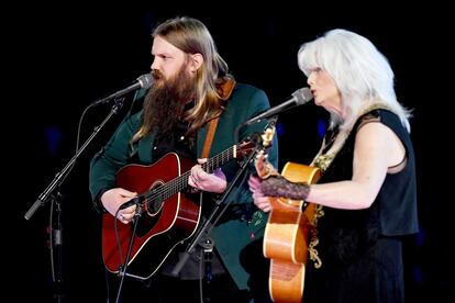 No faltaron los tributos a músicos fallecidos recientemente, como los legendarios rockeros Chuck Bery y Fats Domino, a quienes dedicaron su actuación Joan Batiste y Gary Clarke Jr. Tom Petty fue homenajeado por dos generaciones de músicos country, Chris Stapleton y Emmylou Harris. En la imagen, Chris Stapleton (izquierda) y Emmylou Harris durante los premios.